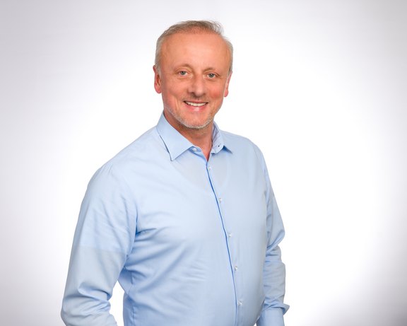 Geschäftsführer der ENERGIE Marek Zelezny in der Altstadt von Karlstadt am Main