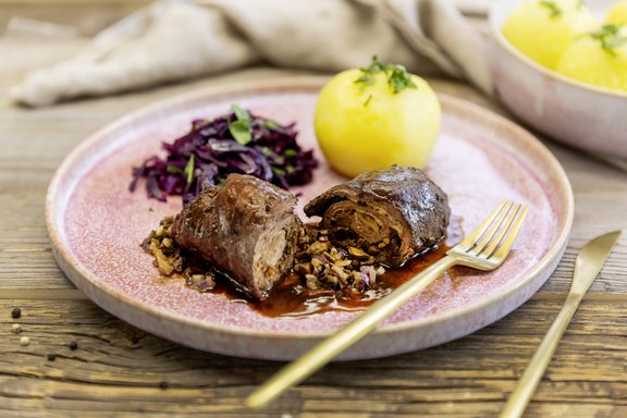 Hirschrouladen mit Steinpilzfüllung