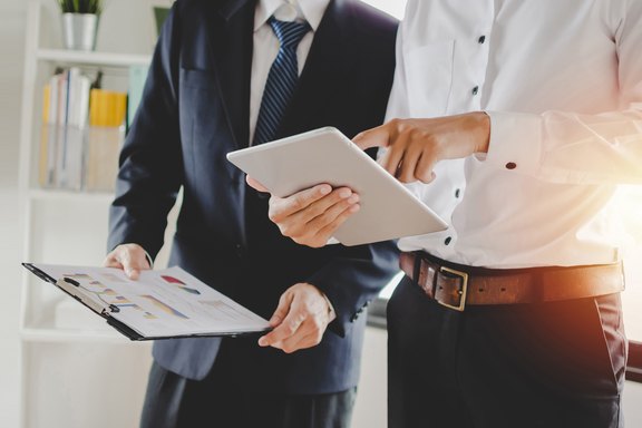 Panorama-Banner. Arbeitstraining. Neuer Manager-Chef, der Online-Arbeit mit mobilem Tablet für junge Praktikanten lehrt, Statistikdiagramm, Arbeit im Büro, Praktikum, Praktikantenkonzept