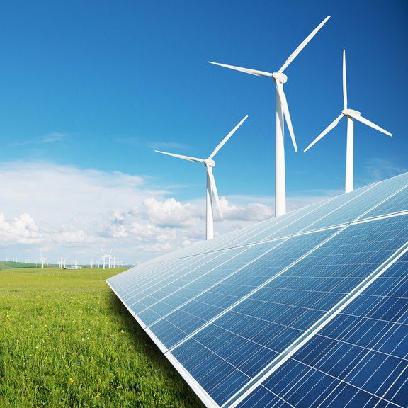 Sonnenkollektoren und Windmühlenkraftwerk