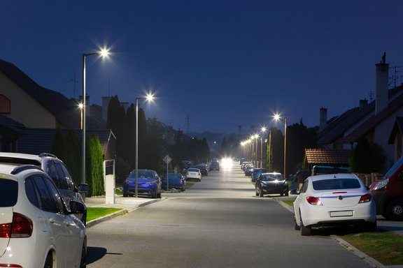 Eine Straße in einem Wohnviertel mit moderner LED-Straßenbeleuchtung bei Nacht