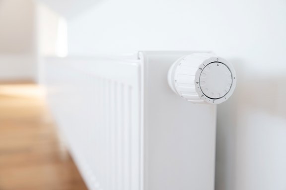 Nahaufnahme eines weißen Heizkörpers.