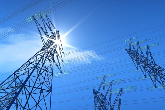 Hochspannungsleitungen im Sonnenlicht