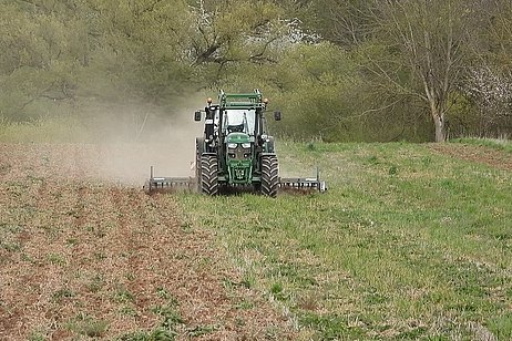 Traktor pflügt bei Himmelstadt Acker um