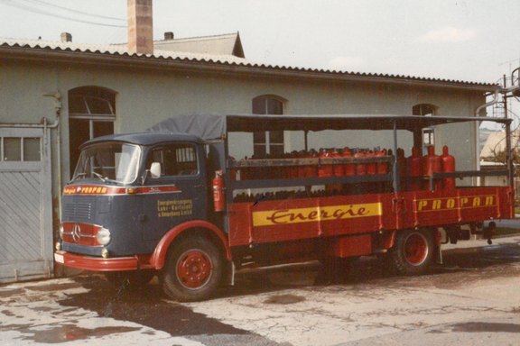 Ein Propangas-LKW steht vor einem Gebäude.